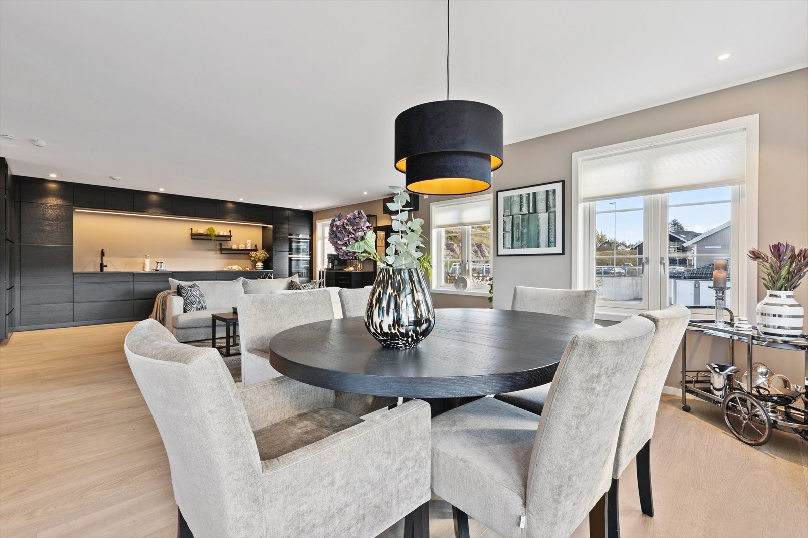 Salongen har fått en sentral plass midt i rommet og fungerer som en perfekt sosial arena - enten det er til avslapning, samtaler eller hyggelige kvelder med familie og venner. Galleribilde