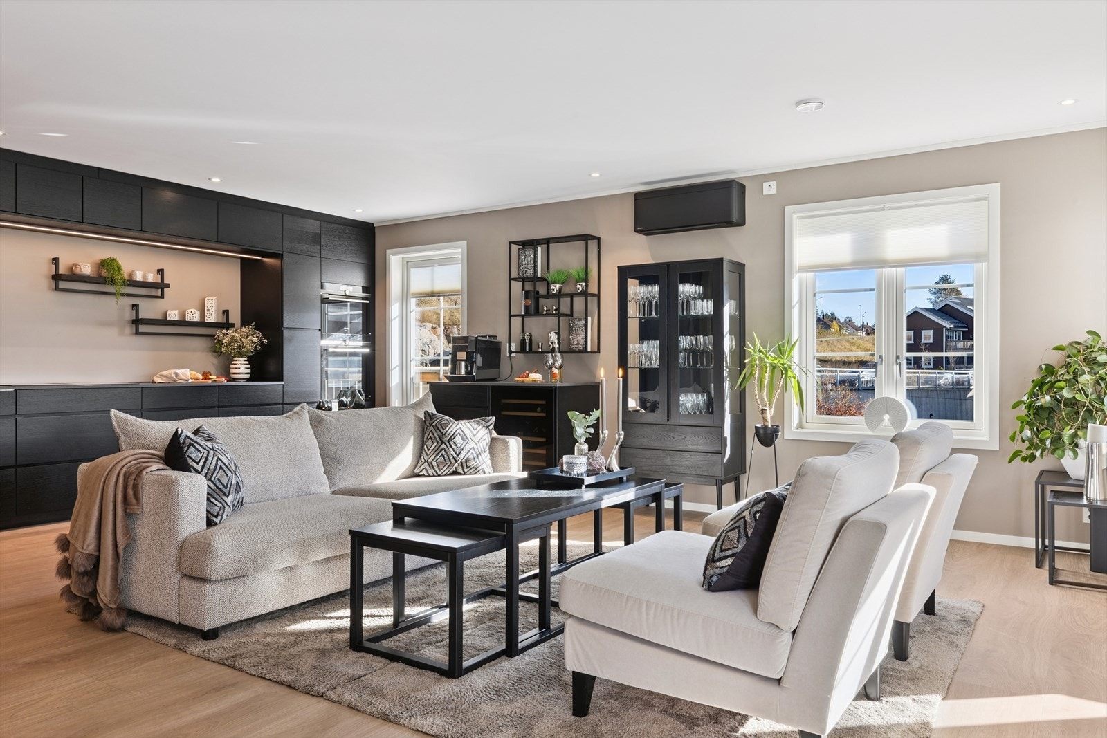 Stuen er en del av en åpen og innbydende løsning mot kjøkkenet, noe som gir en luftig og sosial atmosfære. Galleribilde