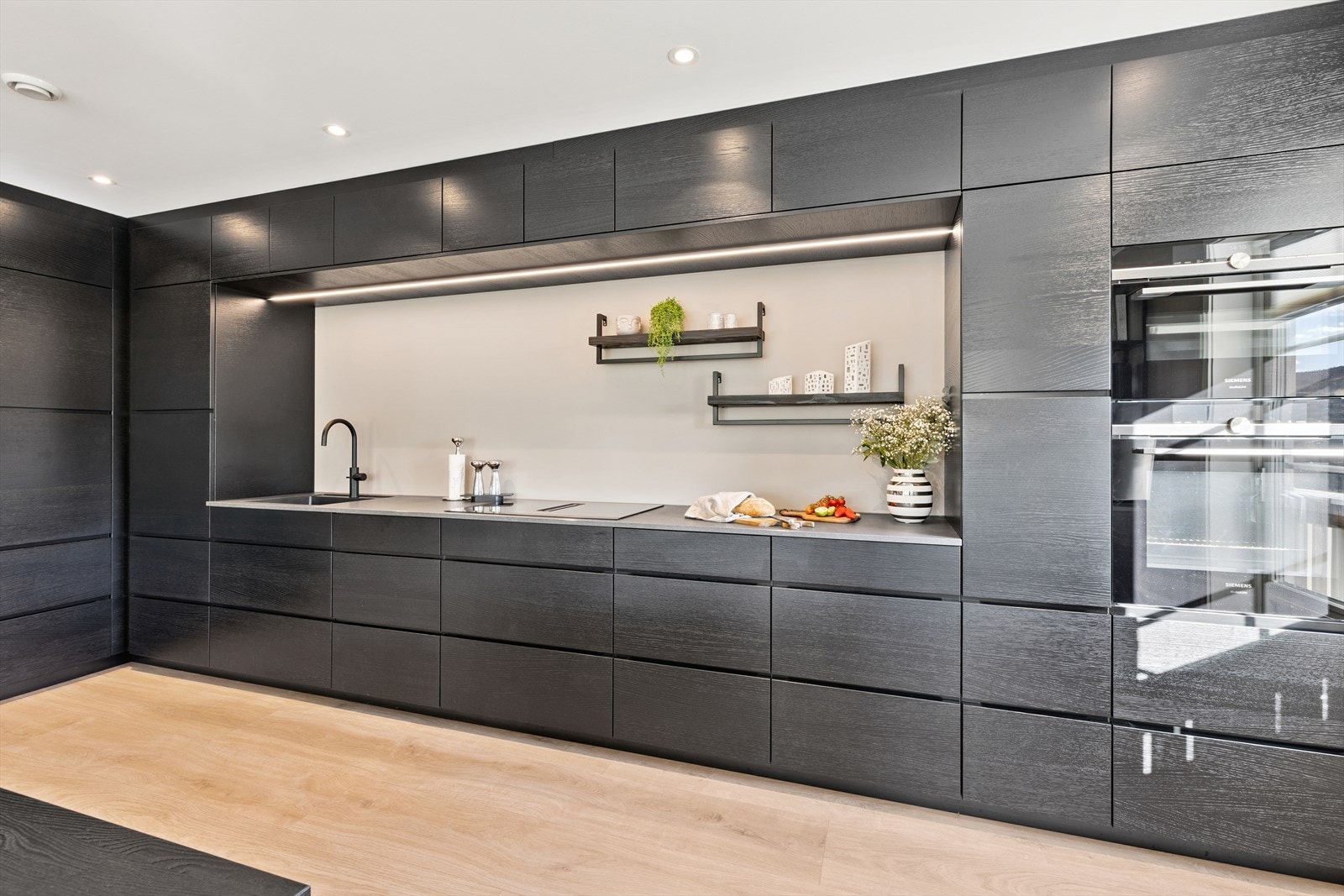 Påkostede innredningen fra Kvik er skreddersydd for rommet og gir en harmonisk og elegant helhet. Galleribilde