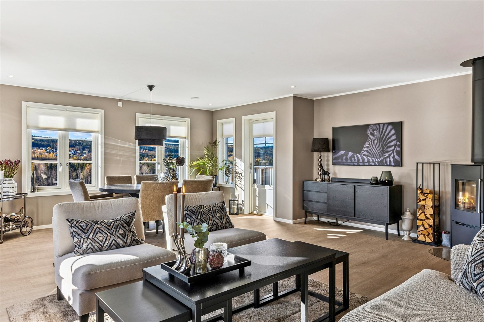 Spisestuen er plassert ved de store vinduene og har blitt et naturlig samlingspunkt i rommet. Galleribilde