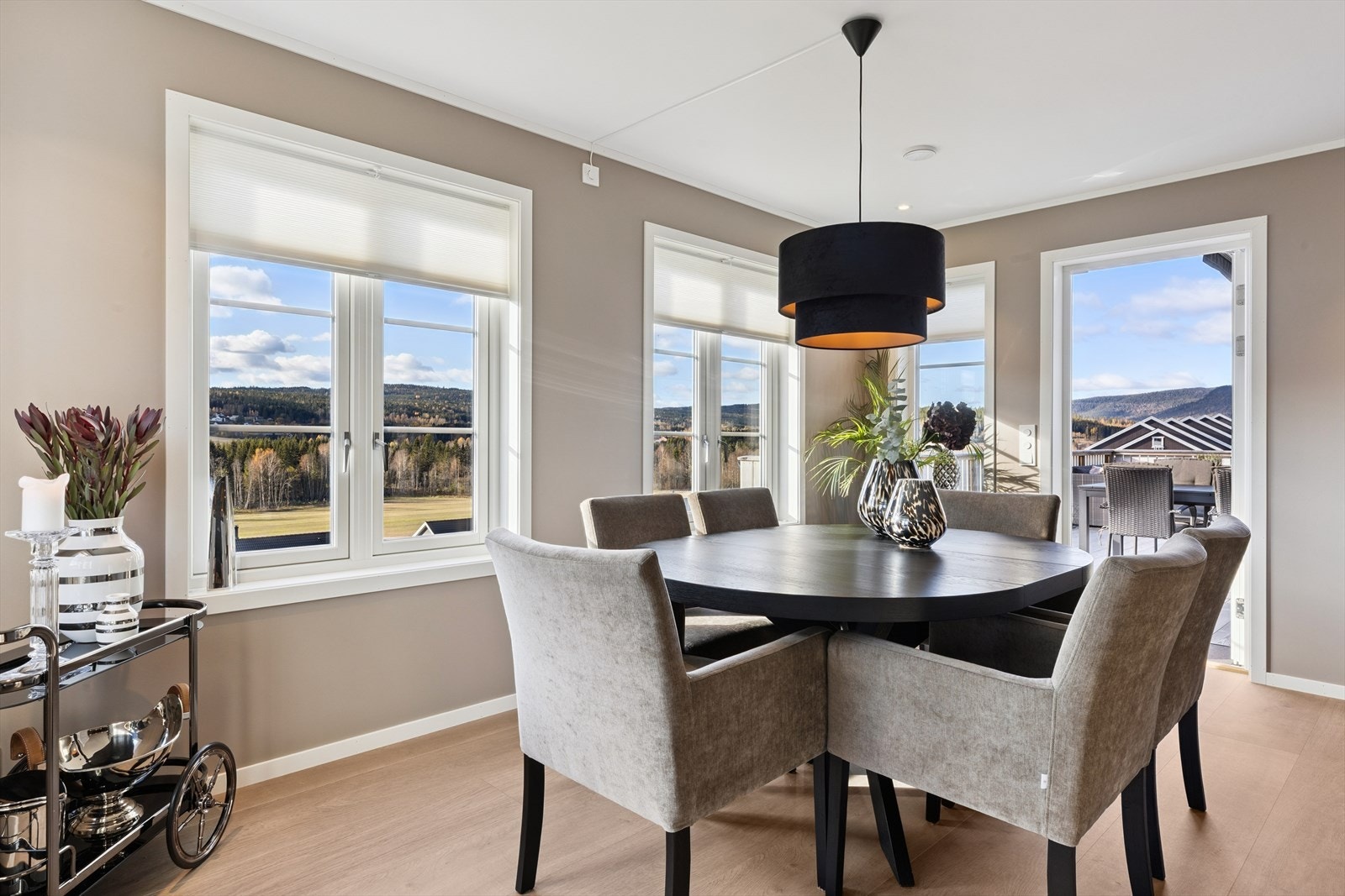 Fra spisestuen er det direkte utgang til et fantastisk uterom, som forlenger oppholdsarealet og gir mulighet for hyggelige stunder ute. Galleribilde