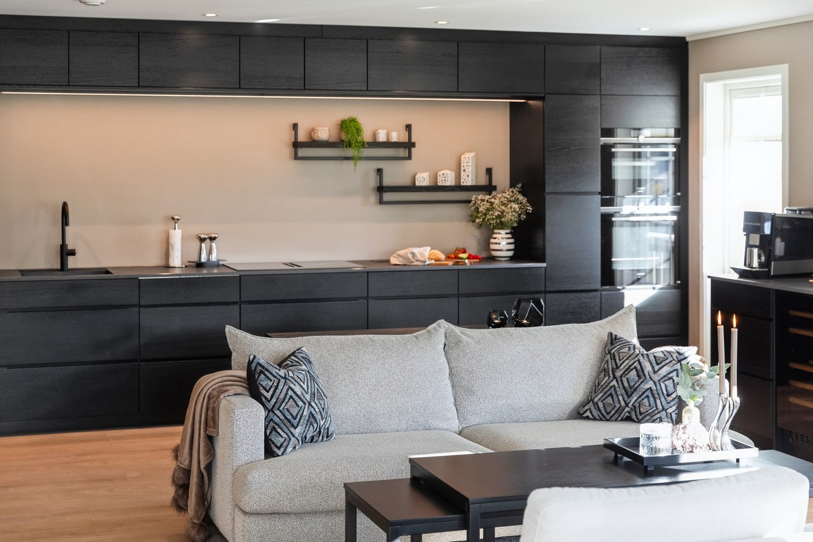 Store, moderne fronter gir et stramt og stilrent uttrykk, mens den delikate lyssettingen fremhever både detaljer og atmosfære. Galleribilde