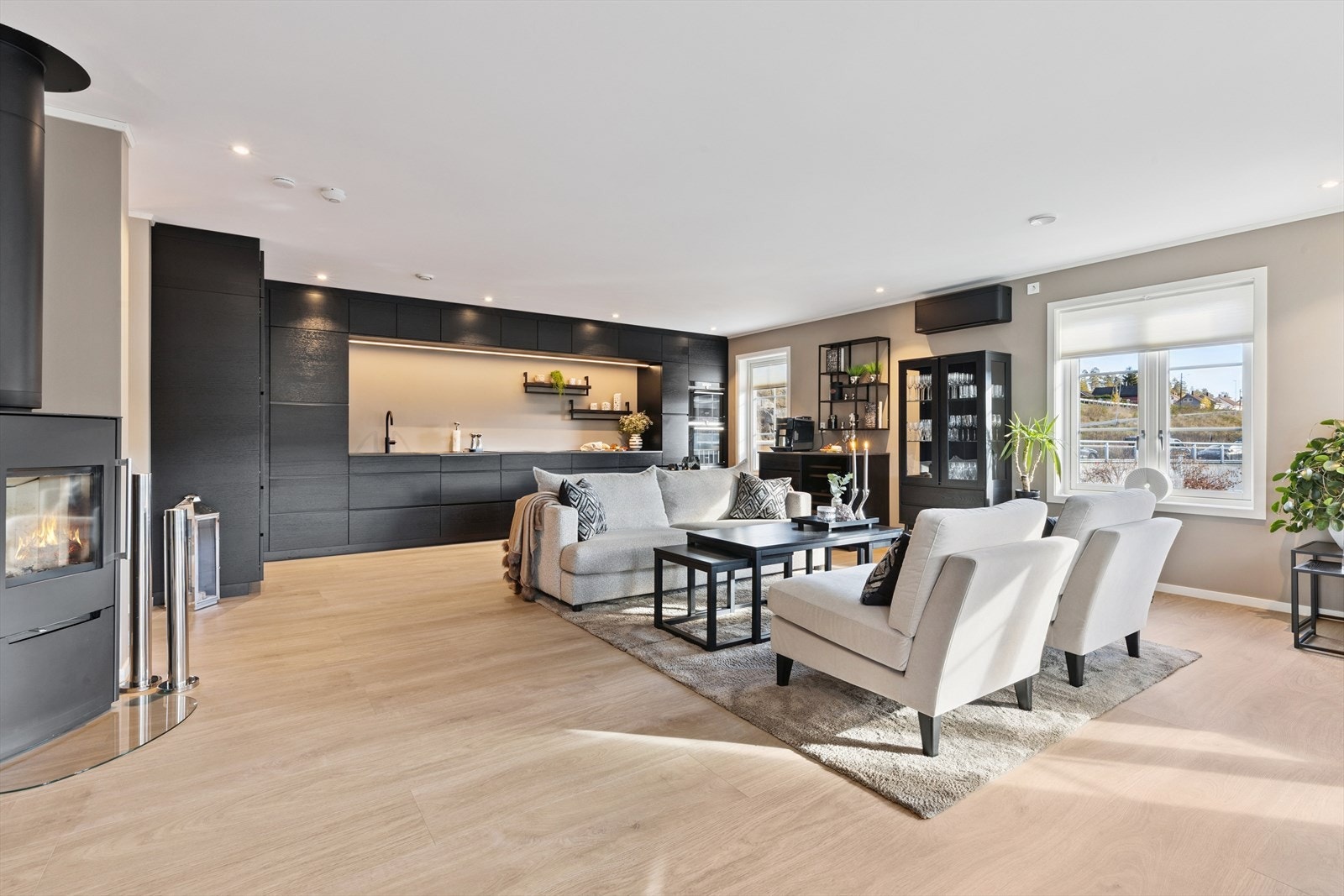 Boligen byr på et påkostet kjøkken med eksklusive detaljer, integrert vinskap og god plass til både hverdagsliv og festlige anledninger. Galleribilde