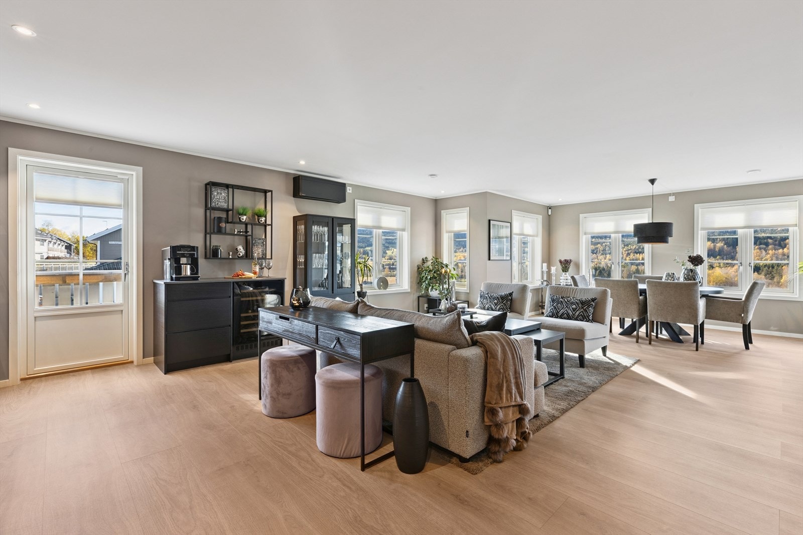 Stilfull og moderne enebolig på solsiden - her får du det beste av komfort, design og beliggenhet! Galleribilde