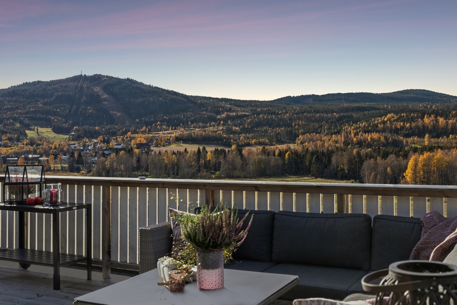 Herlig balkong hvor solen kan nytes fra morgen til kveld - et ideelt sted for avslapning og hyggelige stunder. Galleribilde