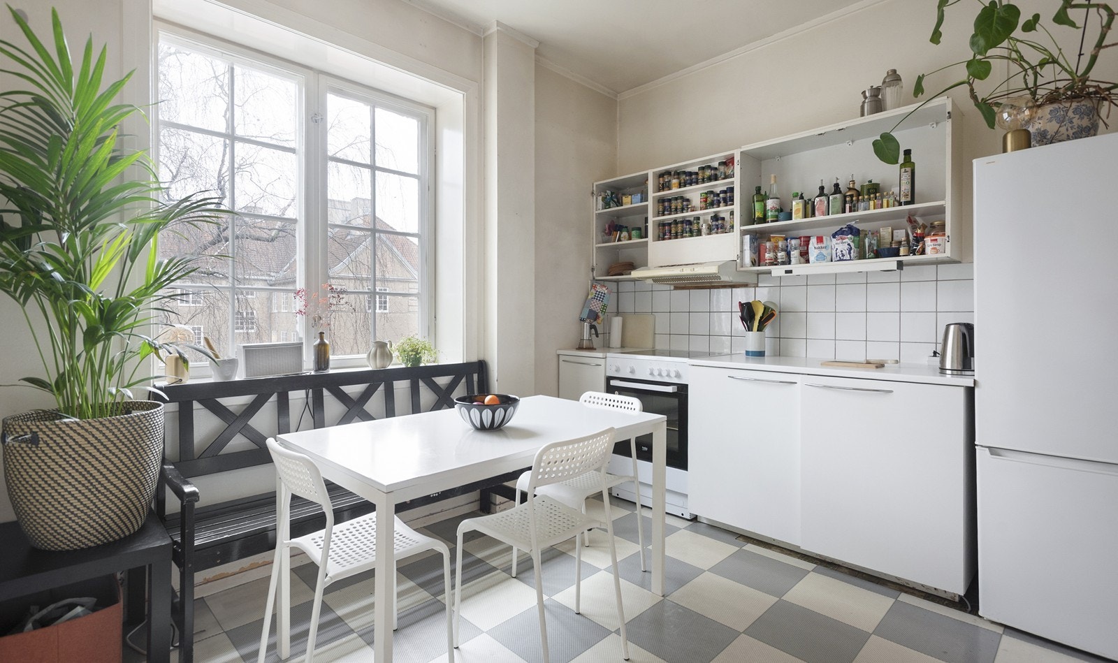 God plass til spisebord på kjøkkenet Galleribilde