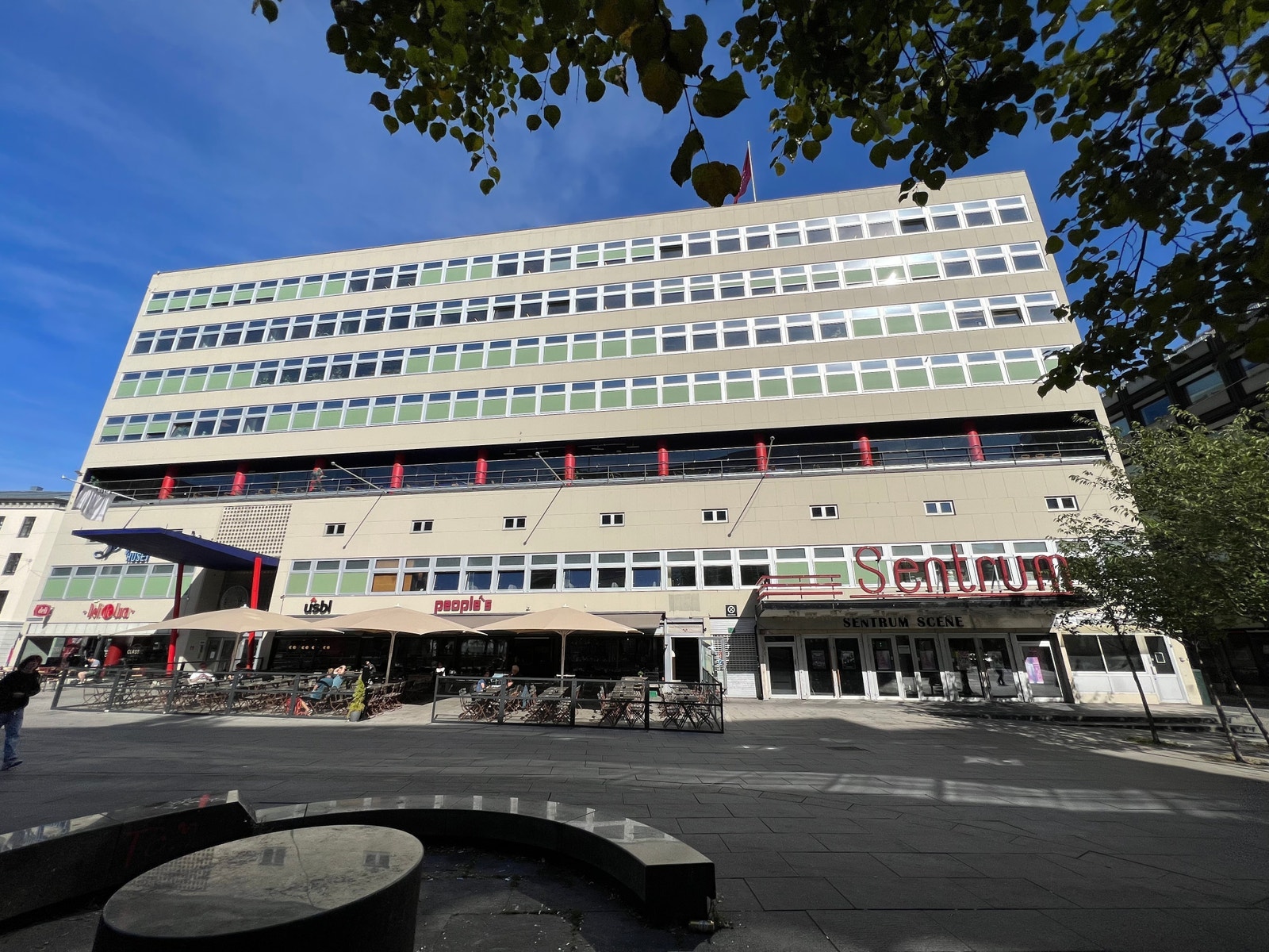 Bygget ble ferdigstilt i 1940 av arkitekt Ove Bang for Oslo Arbeidersamfunn Galleribilde