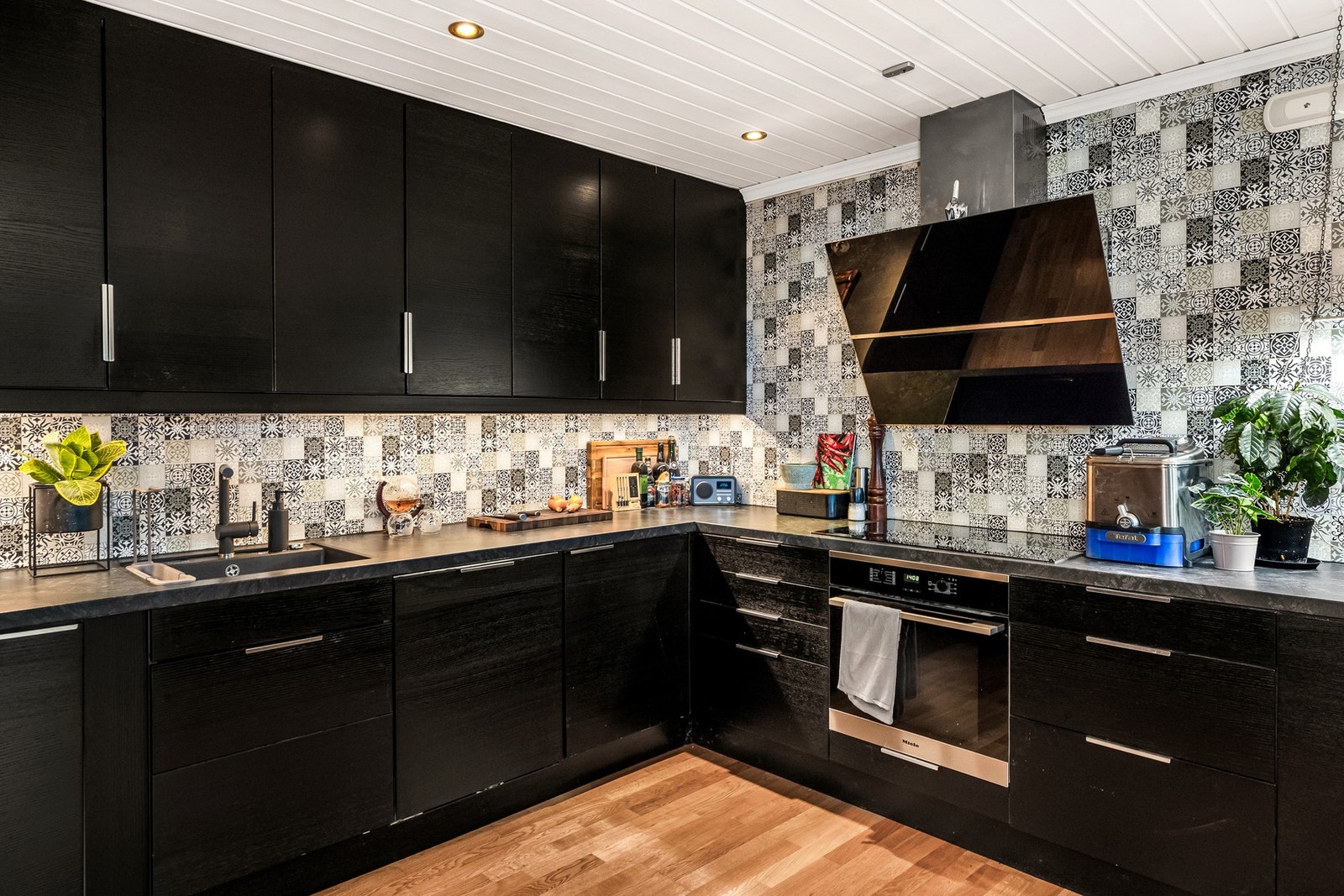 Integrerte hvitevarer på kjøkken medfølger salget. Galleribilde