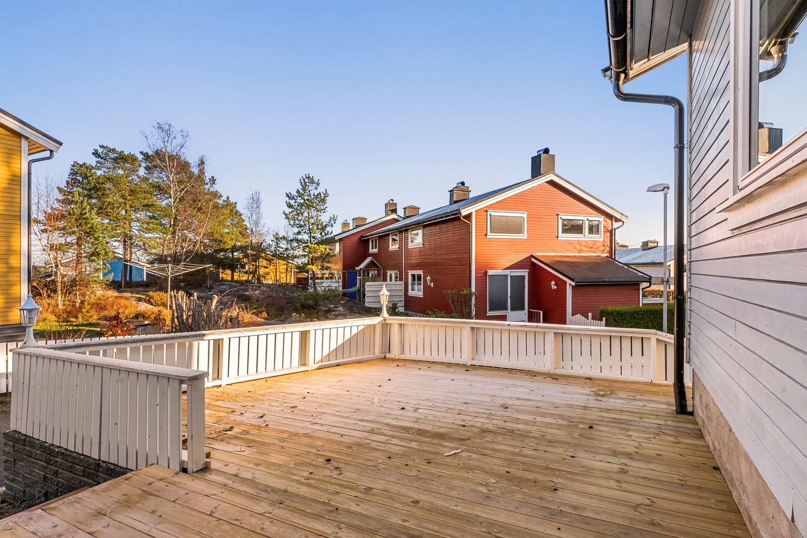 Ved inngangen er det en hyggelig og romslig platting som gir gode muligheter for utemøblering. Galleribilde