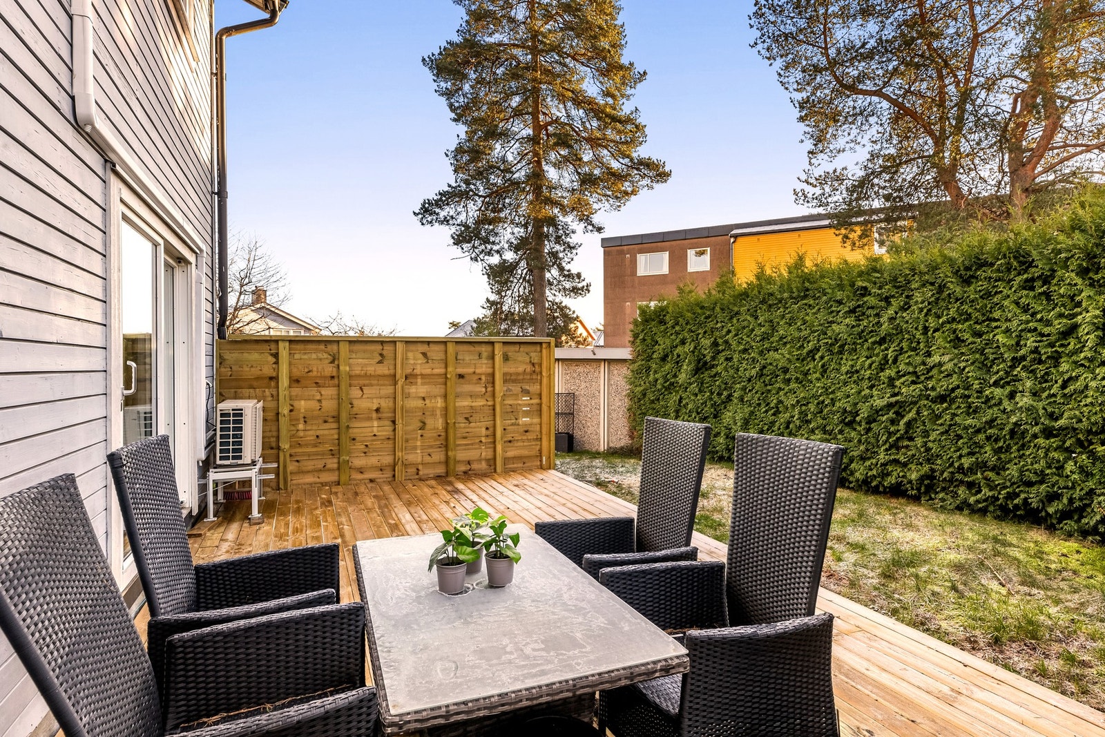 Boligens ulike terrasser gir stor valgfrihet og mulighet for variasjon da disse består av terrasseplattinger på ulike nivåer og i forskjellige himmelretninger. Galleribilde