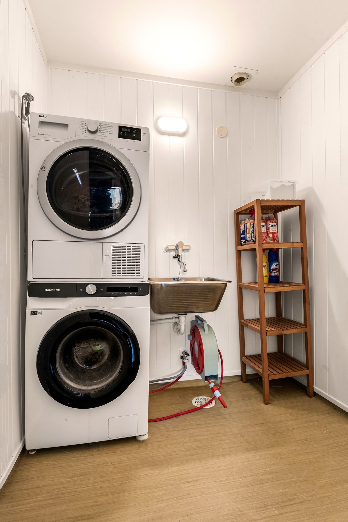 Vaskerommet er praktisk med opplegg for vaskemaskin og tørketrommel og utslagsvask. Galleribilde