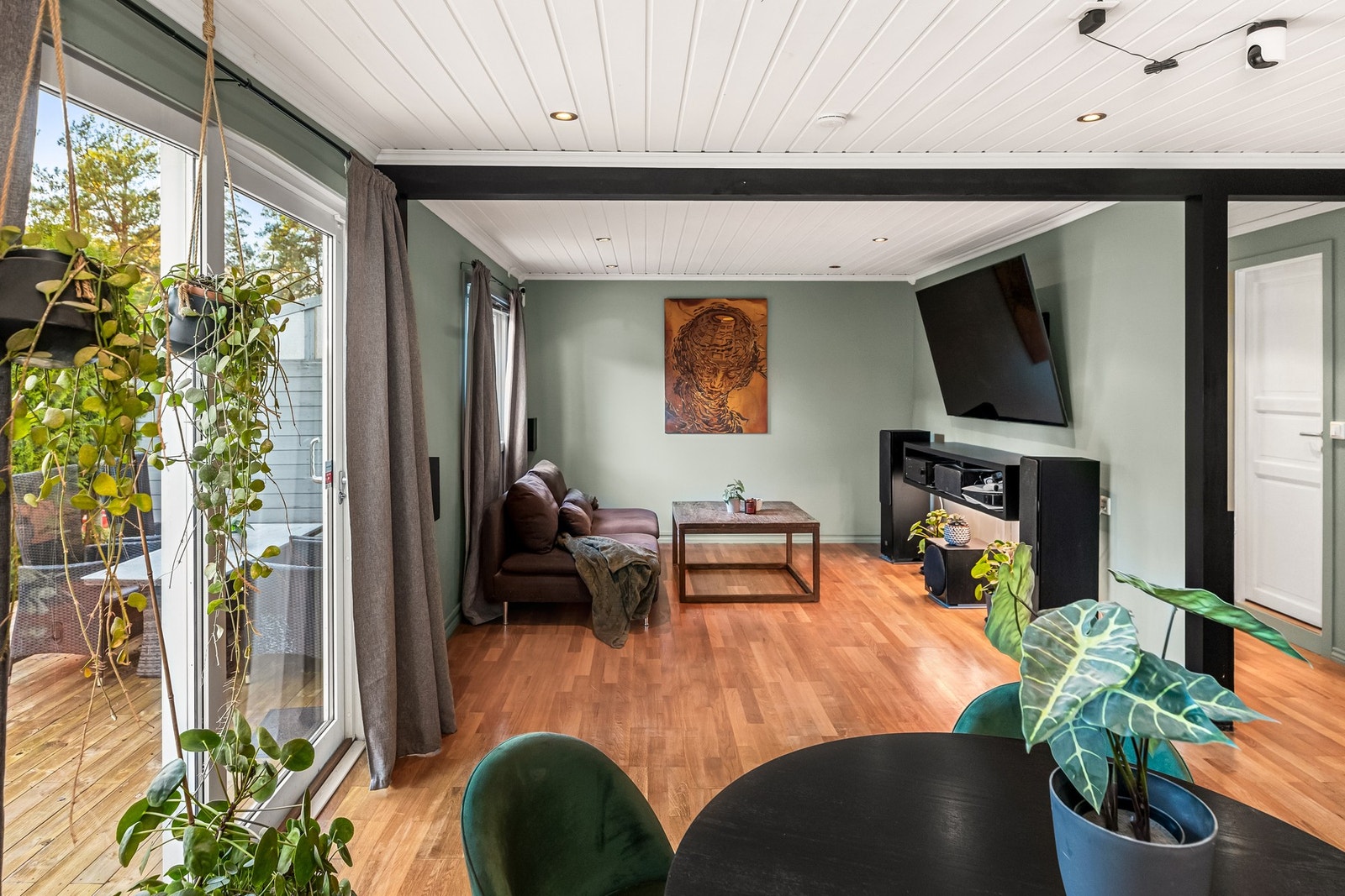 Fra stuen kan du gå rett ut til den solrike terrassen vendt mot sydvest - et nydelig sted for kaffekoppen, utemiddager og lange sommerkvelder. Galleribilde