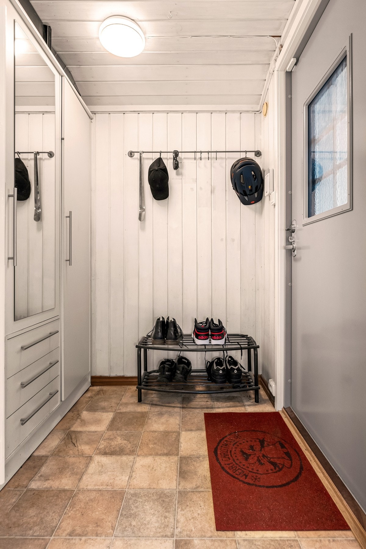 Vel innenfor dørene finner vi en romslig entré med god plass til forskjellige oppbevaringsløsninger. Galleribilde