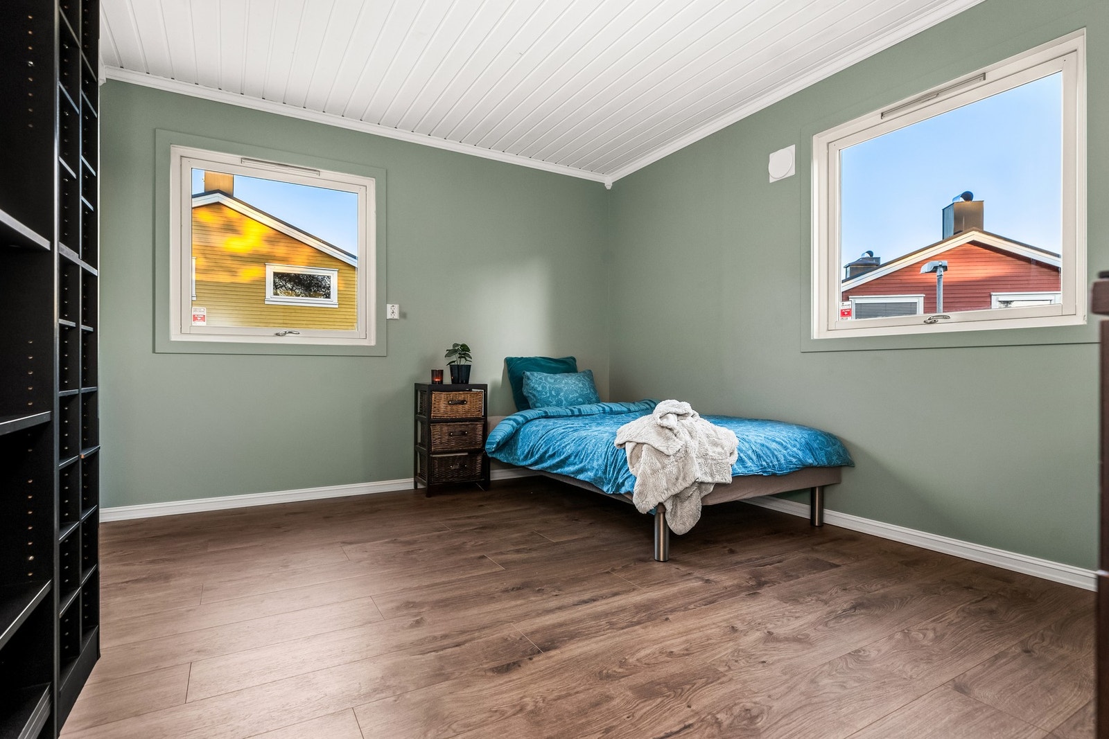 Vel oppe i boligens etasje ligger boligens tre soverom i en god romløsning, hvilket gjør leiligheten til et attraktivt alternativ for en småbarnsfamilie. Galleribilde