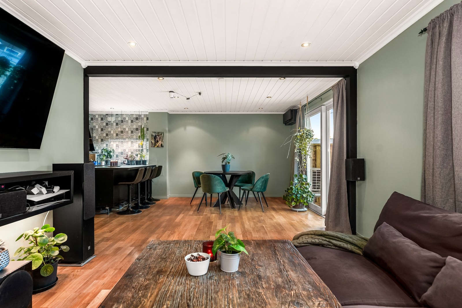 Stuen utgjør et sosialt samlingsrom som har god plass til familien samt møbelgrupper som sofagruppe og spisebord. Galleribilde