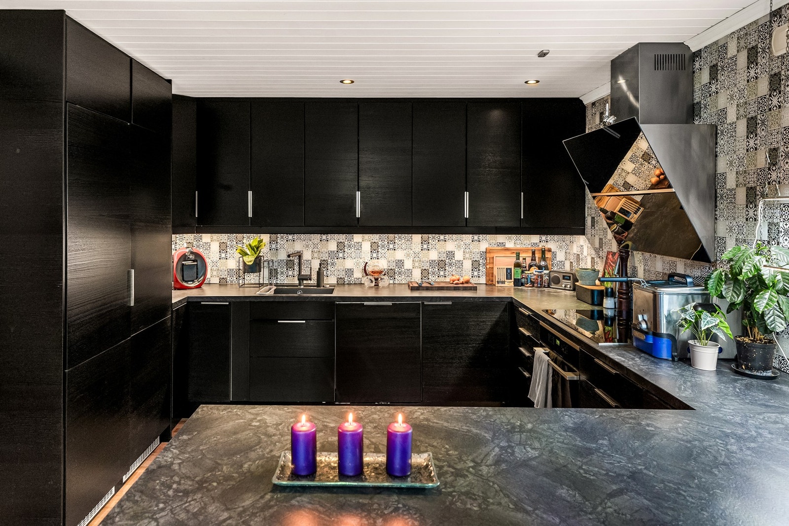 De hyggelige måltider kan man fint lage i fellesskap på det funksjonelle og innholdsrike kjøkkenet. Galleribilde