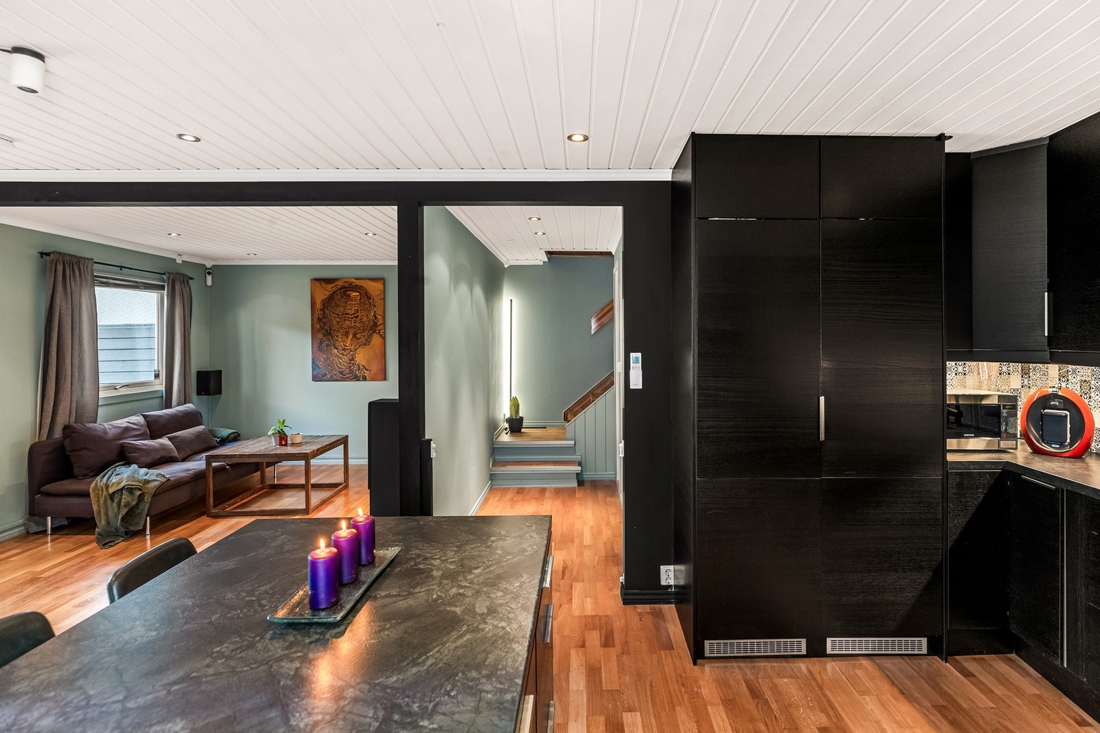 Boligen har en innholdsrik og god planløsning fordelt over to plan. Galleribilde