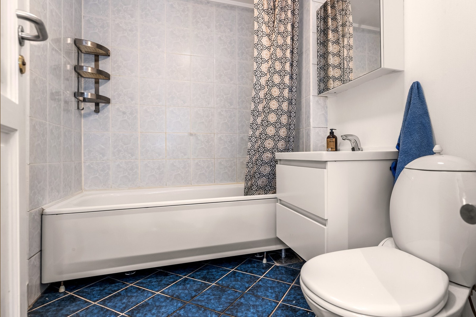 Badet er funksjonelt, men vil ha behov for oppgradering etter dagens krav - perfekt for deg som ønsker å skape et moderne baderom etter egen smak. Galleribilde