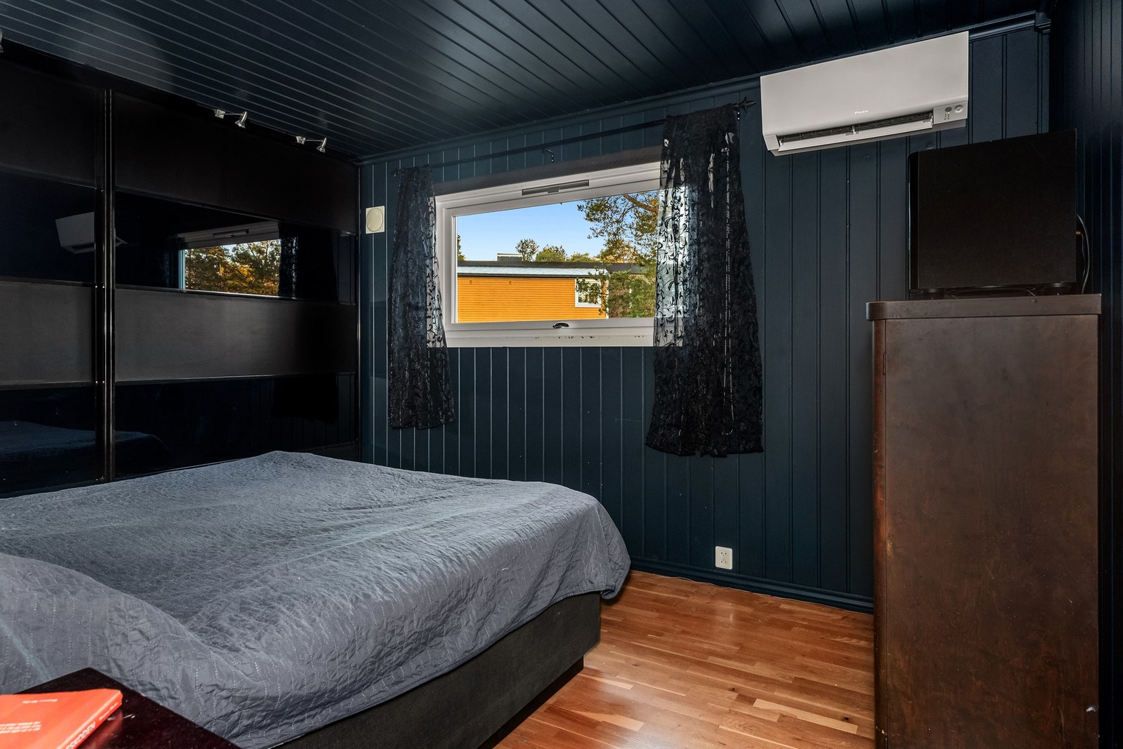 Hovedsoverommet kan enkelt innredes med dobbeltseng og har en romslig skyvedørsgarderobe. Galleribilde