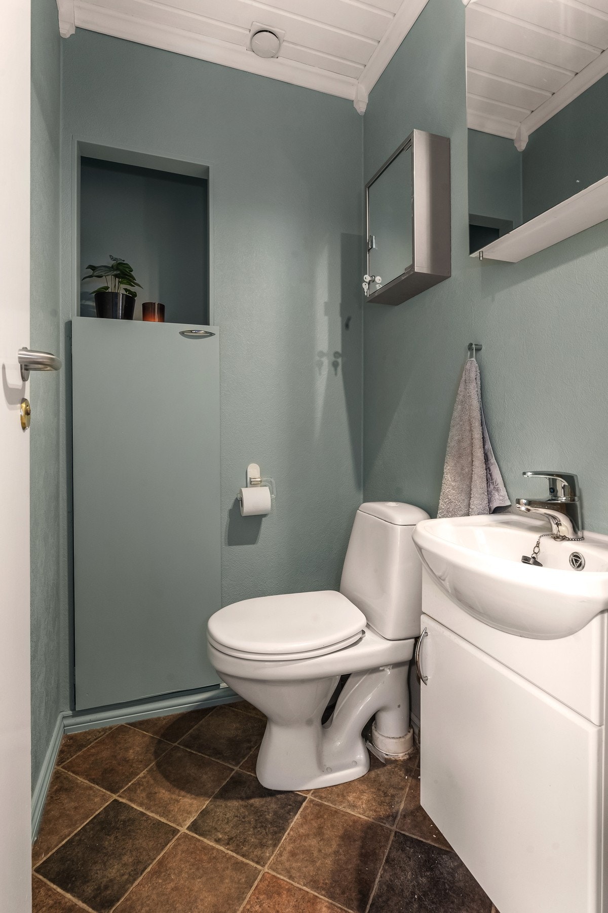 Her finner du også et separat toalettrom utstyrt med gulvfestet toalett og innredning med nedfelt servant. Galleribilde