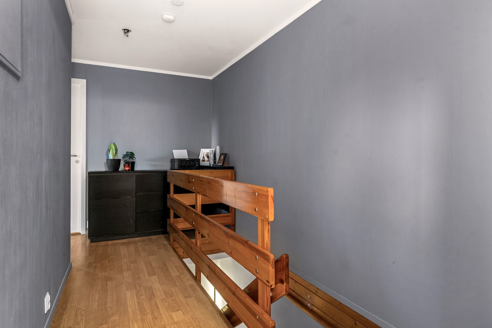 Boligens tretrapp binder etasjene sammen. Galleribilde