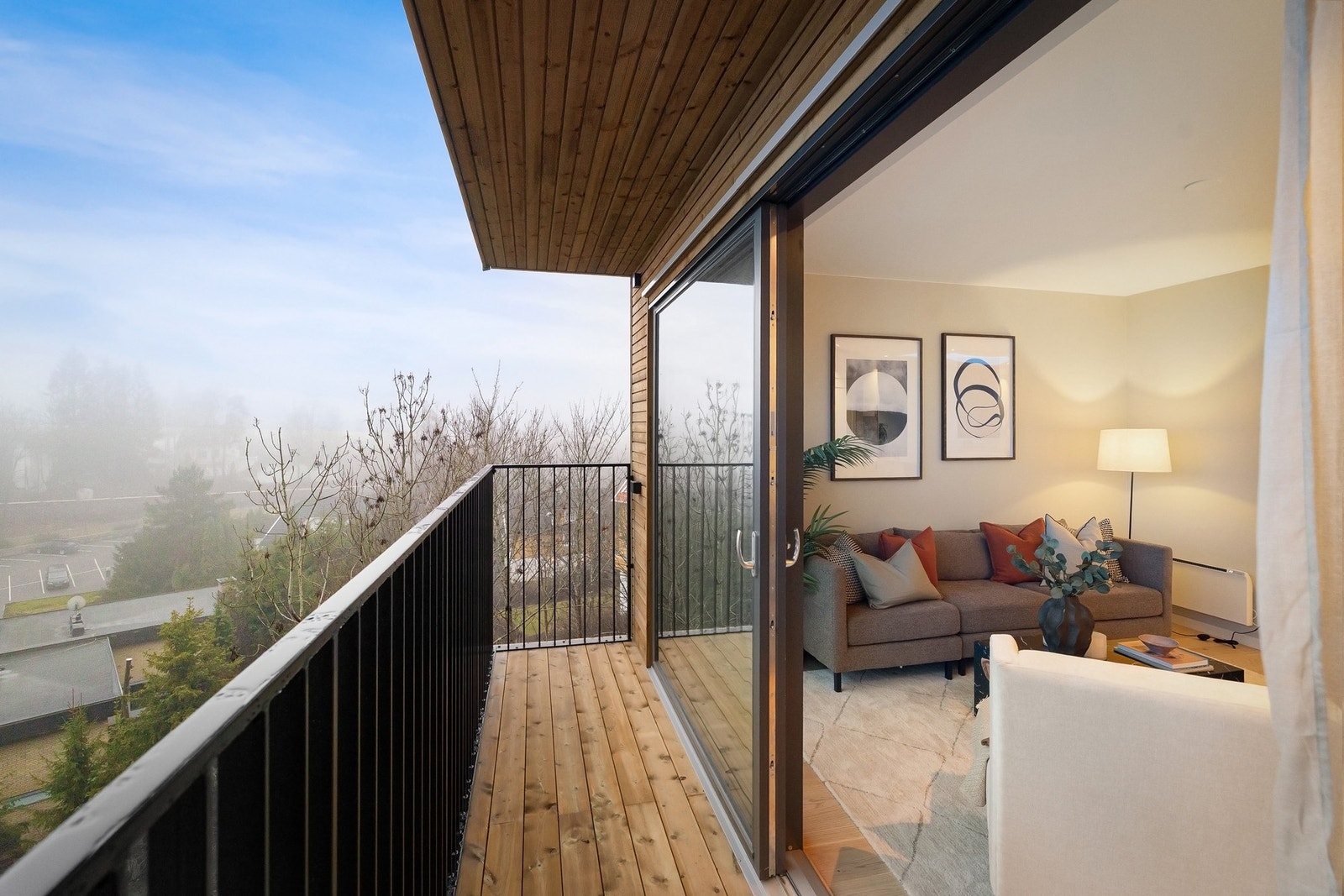 Fra stuen har du utgang til balkong på ca. 5 kvm, og videre adkomst til den store takterrassen via utvendig trapp Galleribilde