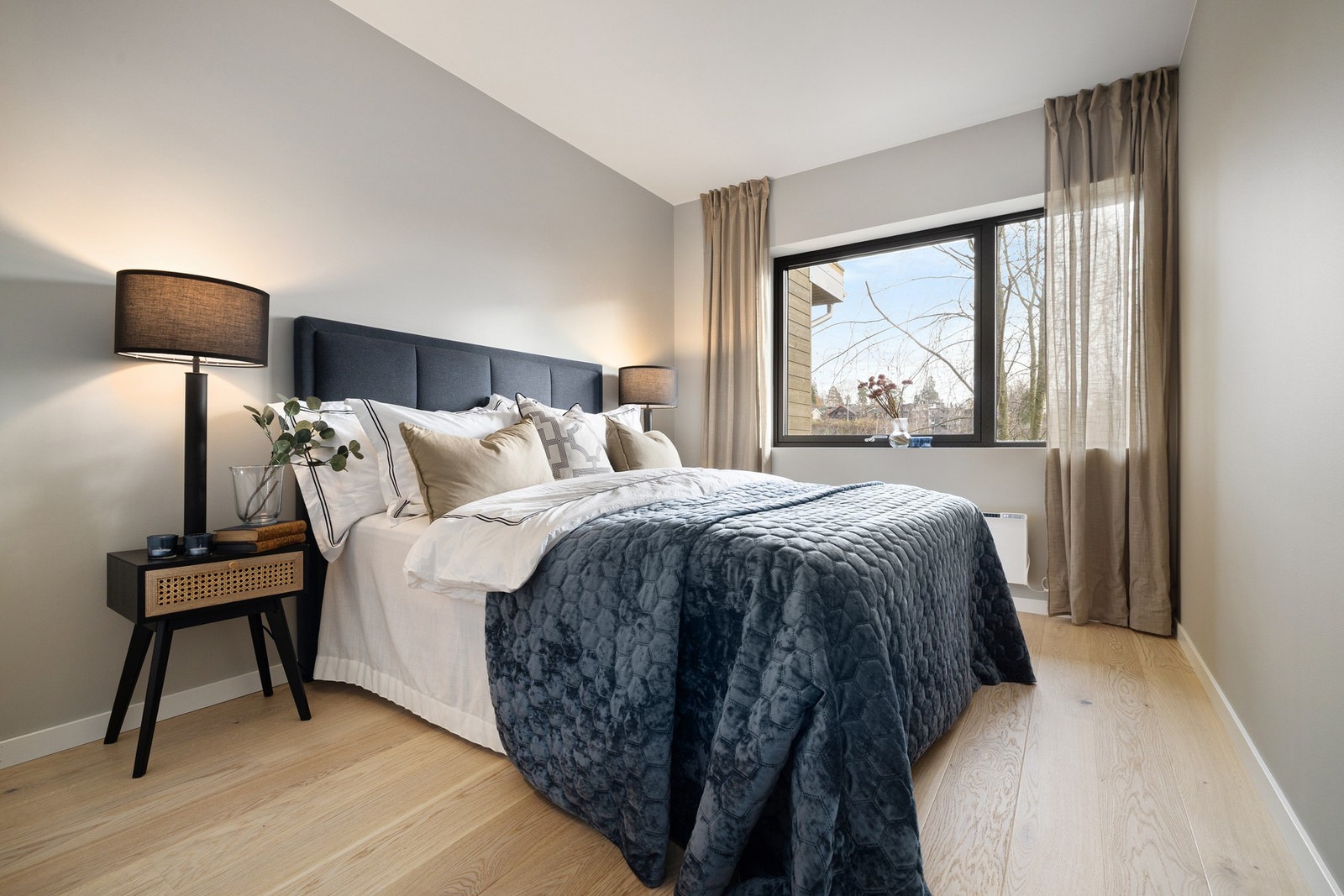 Hovedsoverom med walk-in garderobe og en-suite baderom. Dette bildet er fra nabohus (hus 4) og kan avvike noe fra faktisk rom Galleribilde