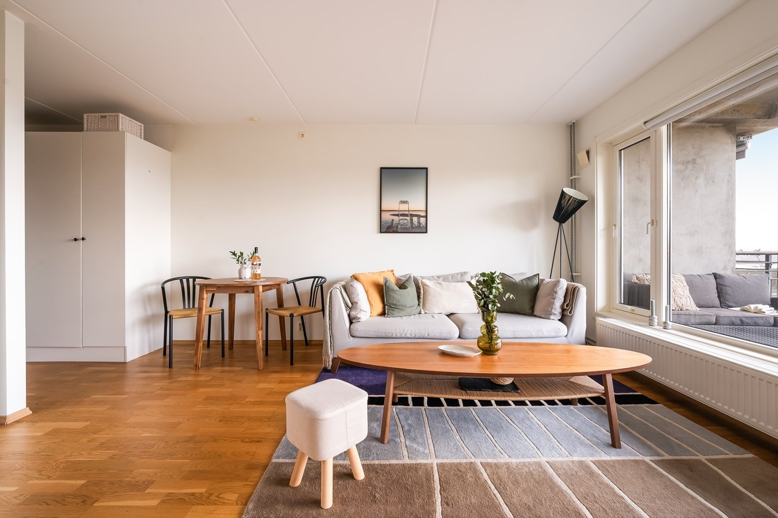 Det er også rom for et mindre spisebord for hyggelig sammenkomster. Galleribilde