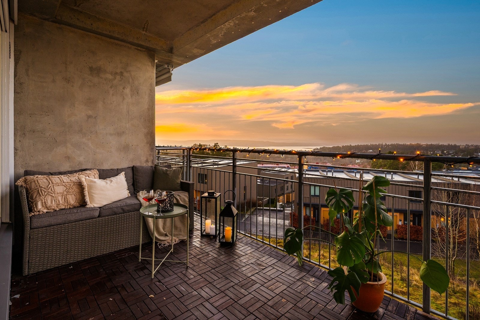 Direkte adkomst ut til en romslig, nordvestvendt balkong på 15 kvm. Galleribilde