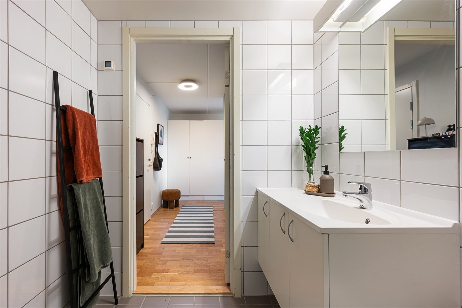 Det er også en romslig servant med god oppbevaring i skap under. Galleribilde