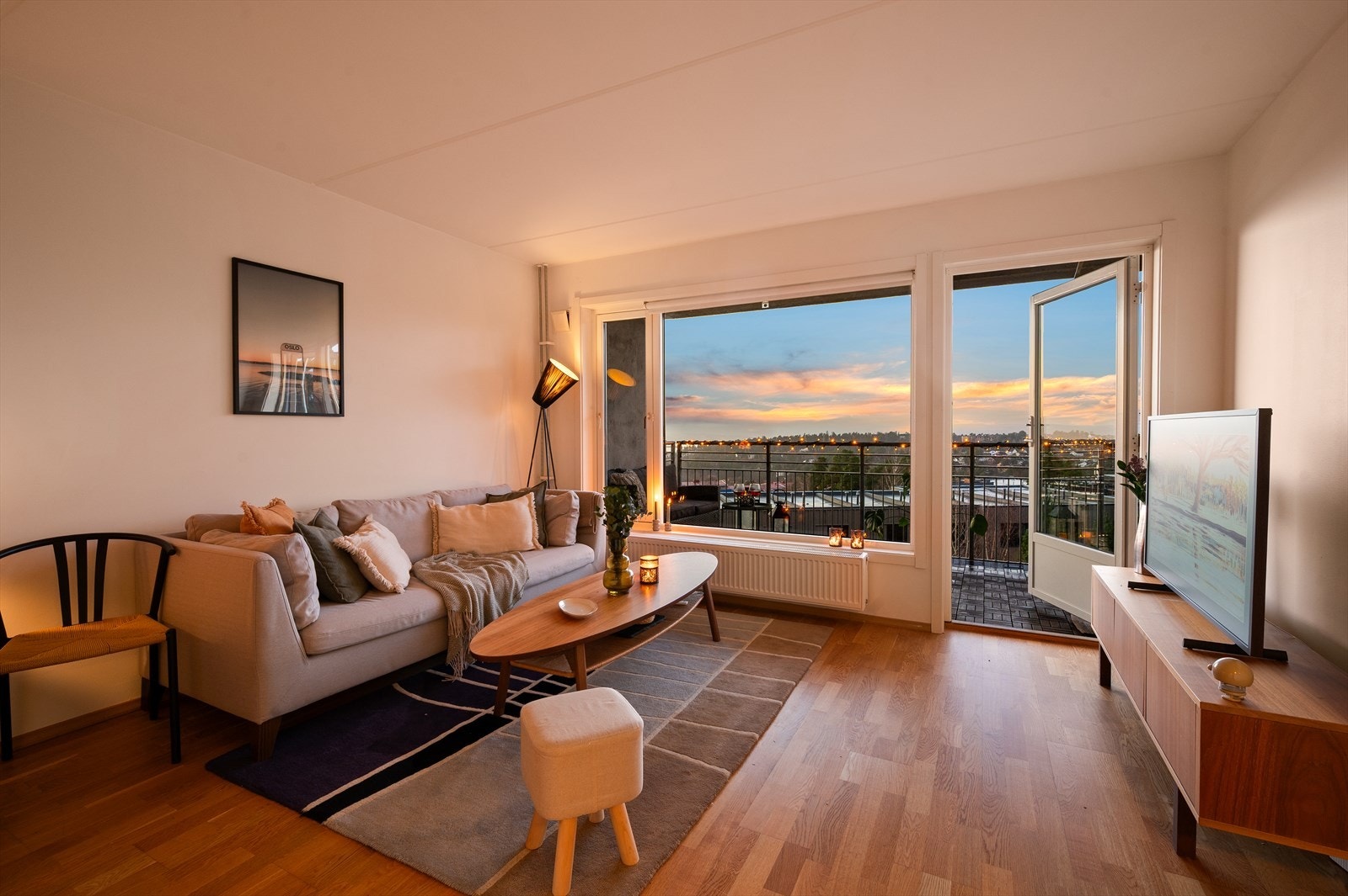 Her får du en lys og luftig 2-roms leilighet, flott beliggende i 3. etasje med heis. Galleribilde