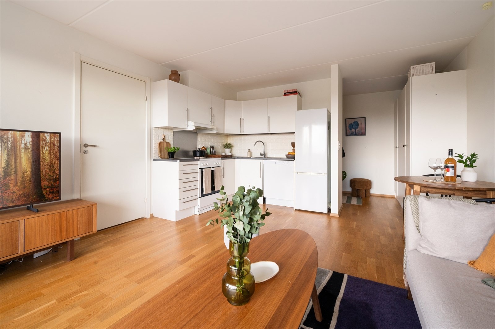 Kjøkkenet ligger i åpen løsning til stuen og skaper en sosial og luftig planløsning. Galleribilde