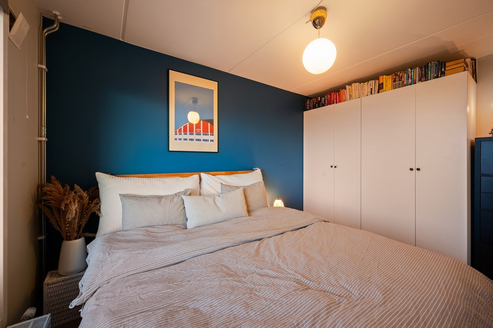 Stort, medfølgende garderobeskap gir rikelig med oppbevaringsplass. Galleribilde