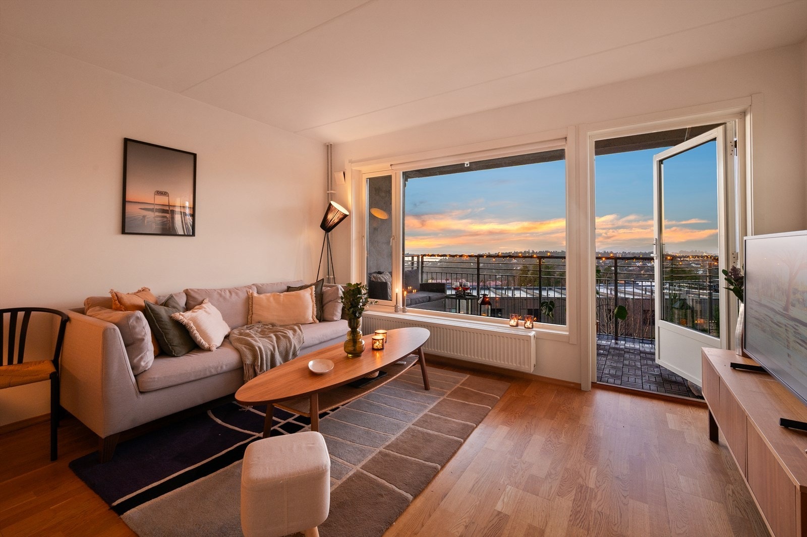 Lys og trivelig stue med god plass til både sofagruppe med tilhørende møblement. Galleribilde