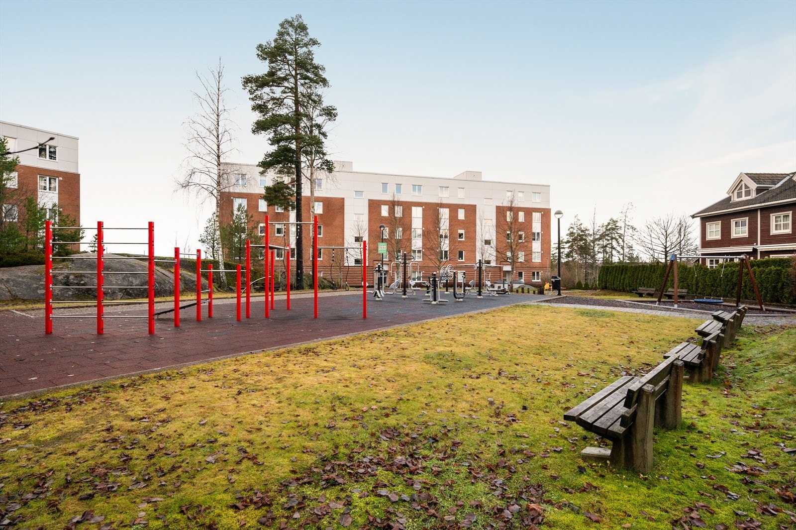 Det er også opparbeidet med gressplen og sitteplasser. Galleribilde