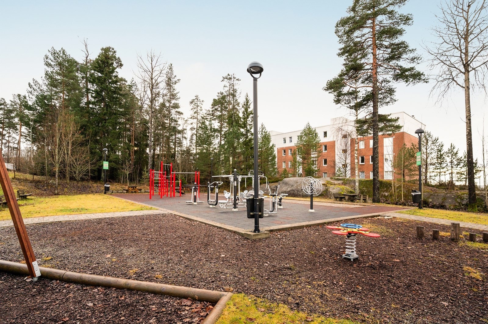 Det er pent opparbeidet fellesområder med både utegym og lekeapparater for de yngste. Galleribilde