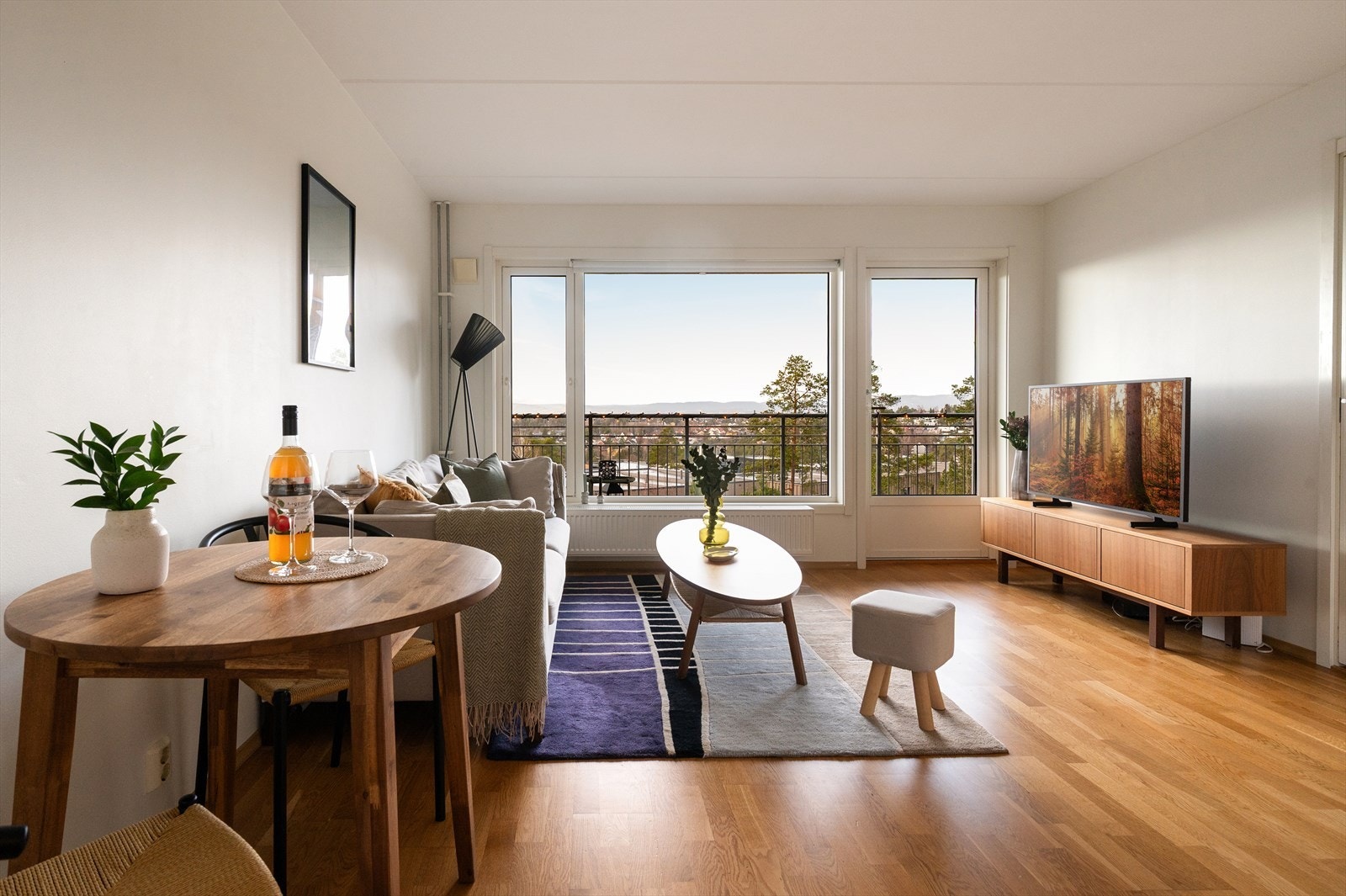 Store vindusflater slipper inn rikelig med naturlig lys og gir en flott utsikt. Galleribilde