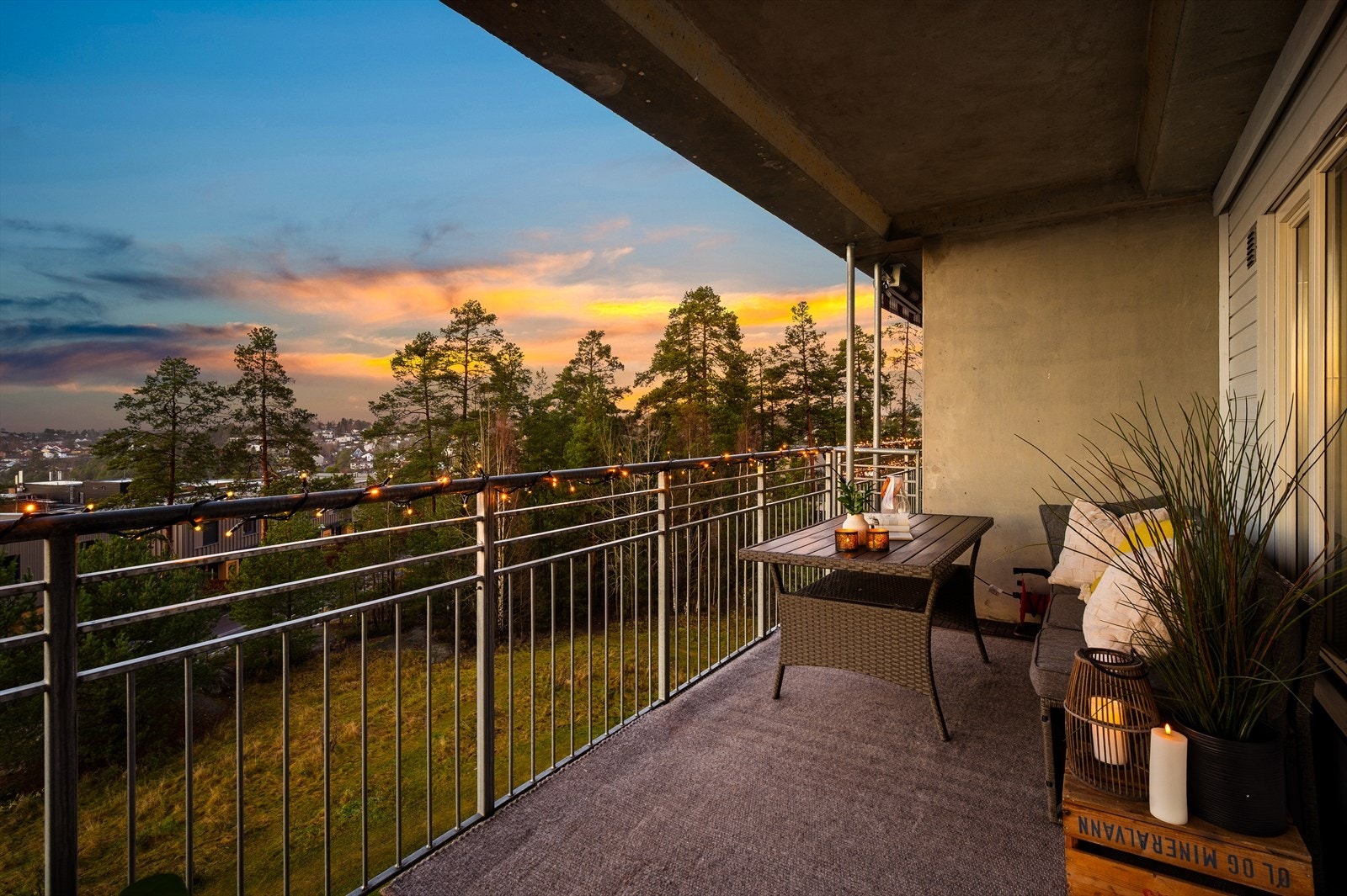 Balkongen har gode møbleringsmuligheter med god plass til sittegruppe og hyggelig beplantning. Galleribilde