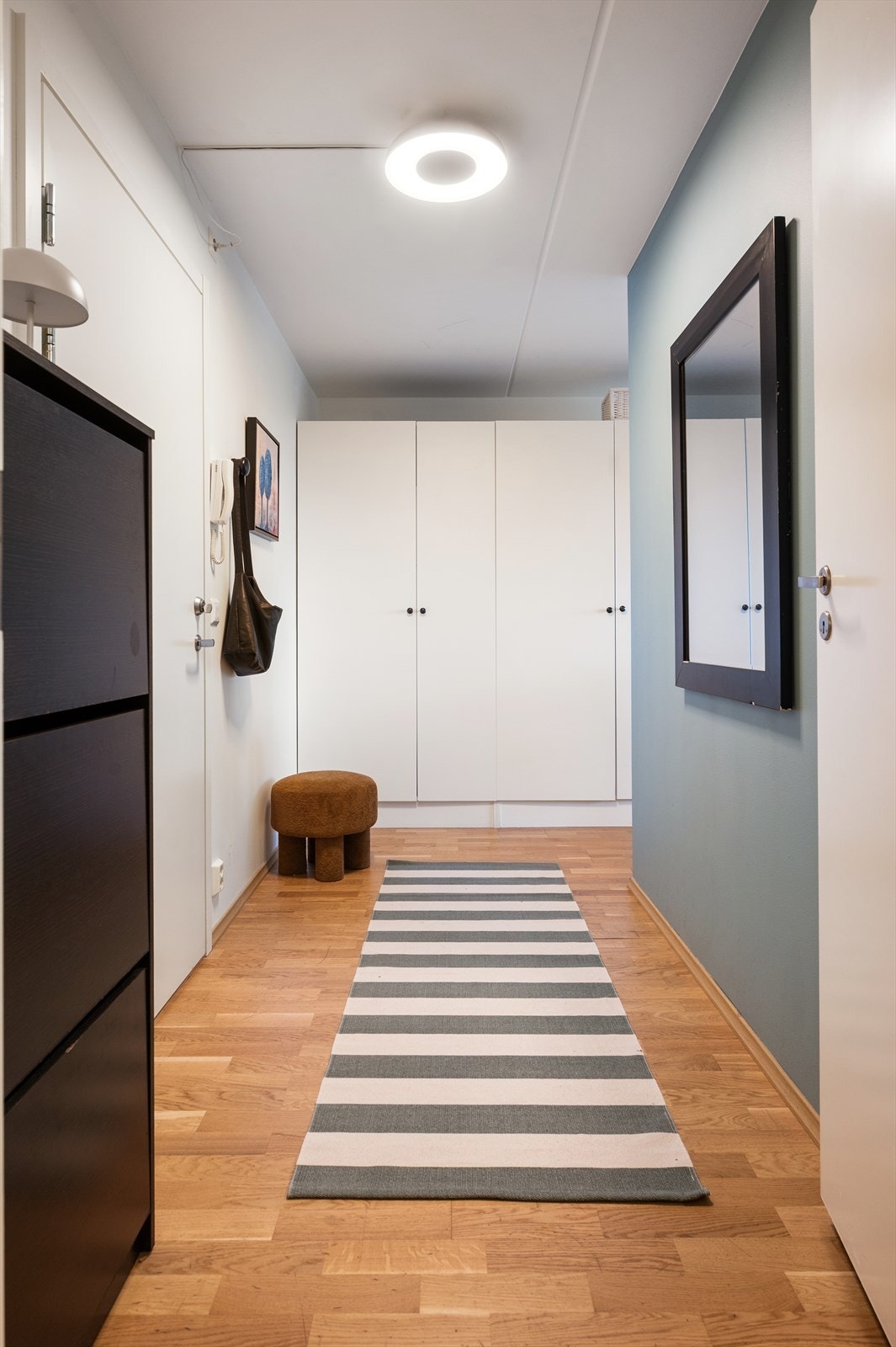 Romslig og innbydende entré med god plass til oppheng av ytterklær og plassering av sko. Galleribilde