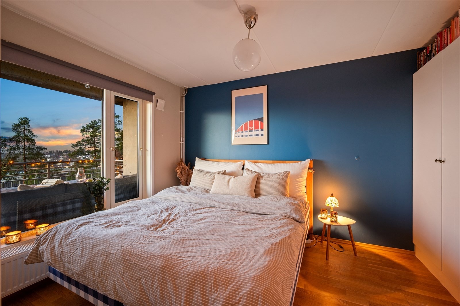 Romslig soverom med god plass til dobbeltseng og nattbord. Galleribilde