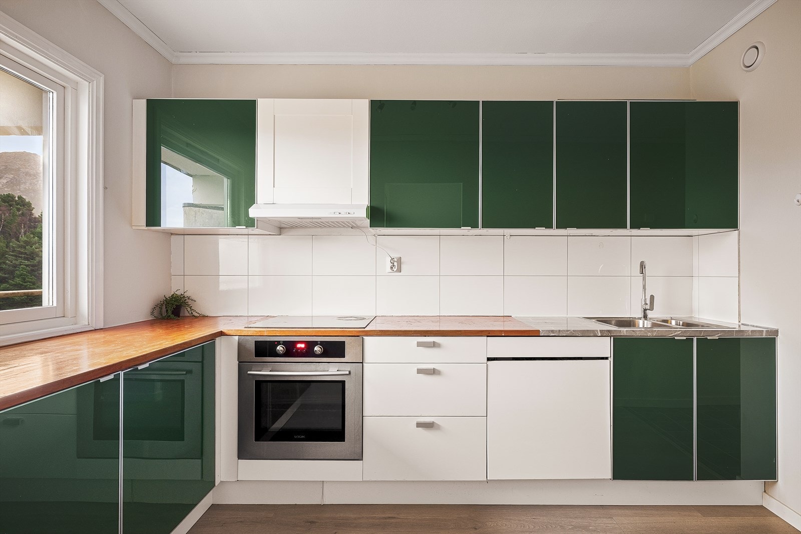 Ikea kjøkkeninnredning med slette fronter. Galleribilde