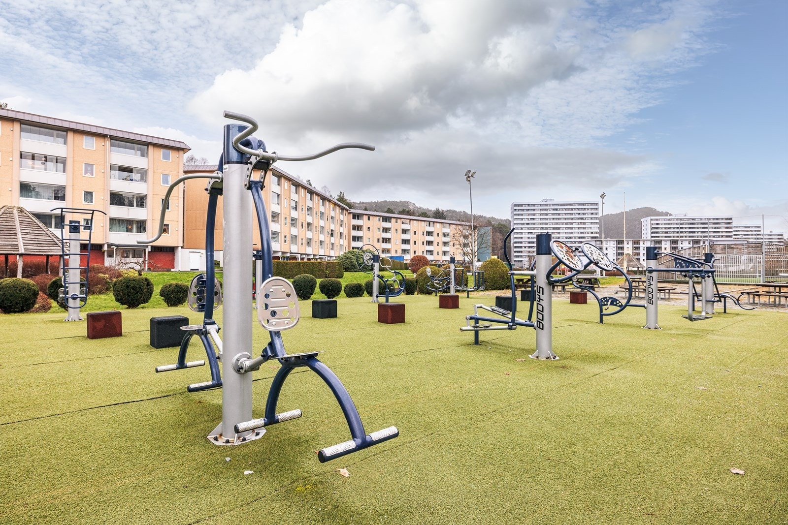Uteområdet i borettslaget har stort grøntarealet med lekeplasser, treningsapparater og fotballbane Galleribilde