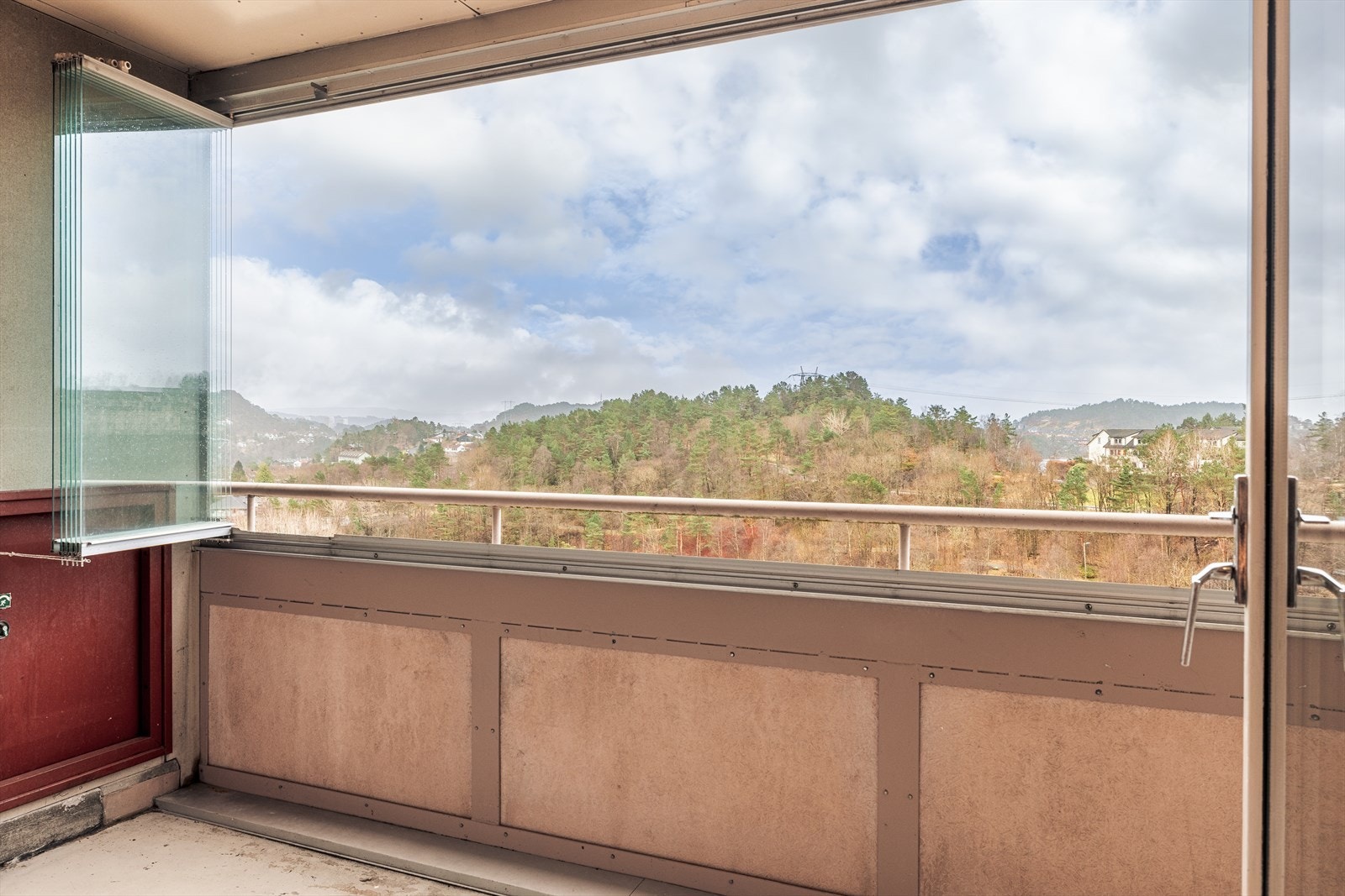 Balkongen skal rehabiliteres med ny innglassing. Galleribilde