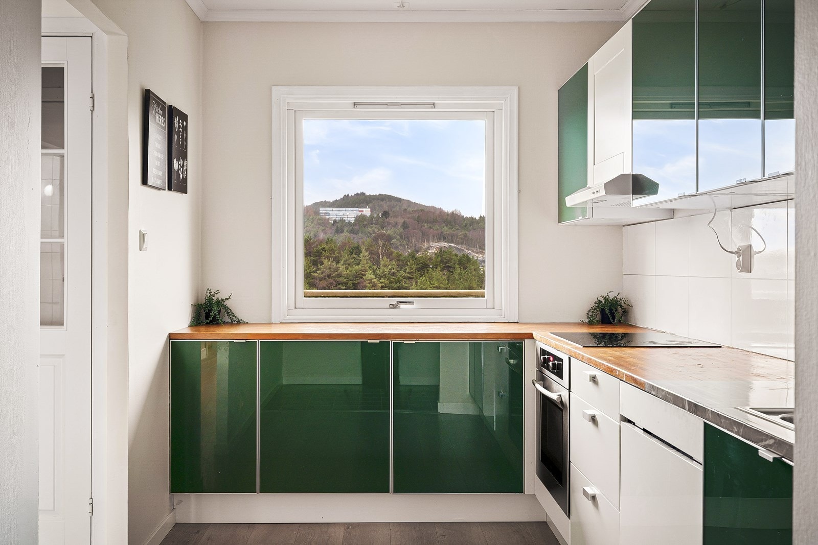 Kjøkkenet har et stort vindu som gir godt med naturlig lysinnslipp. Galleribilde