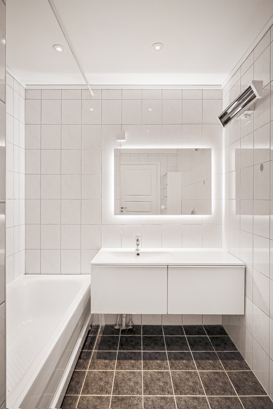 Servant med møblement og speil Galleribilde