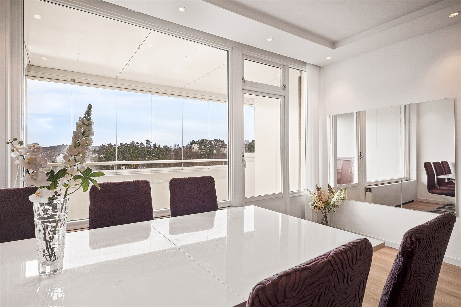 Stuen har store vinduer som gir rikelig med naturlig lysinnslipp. Galleribilde