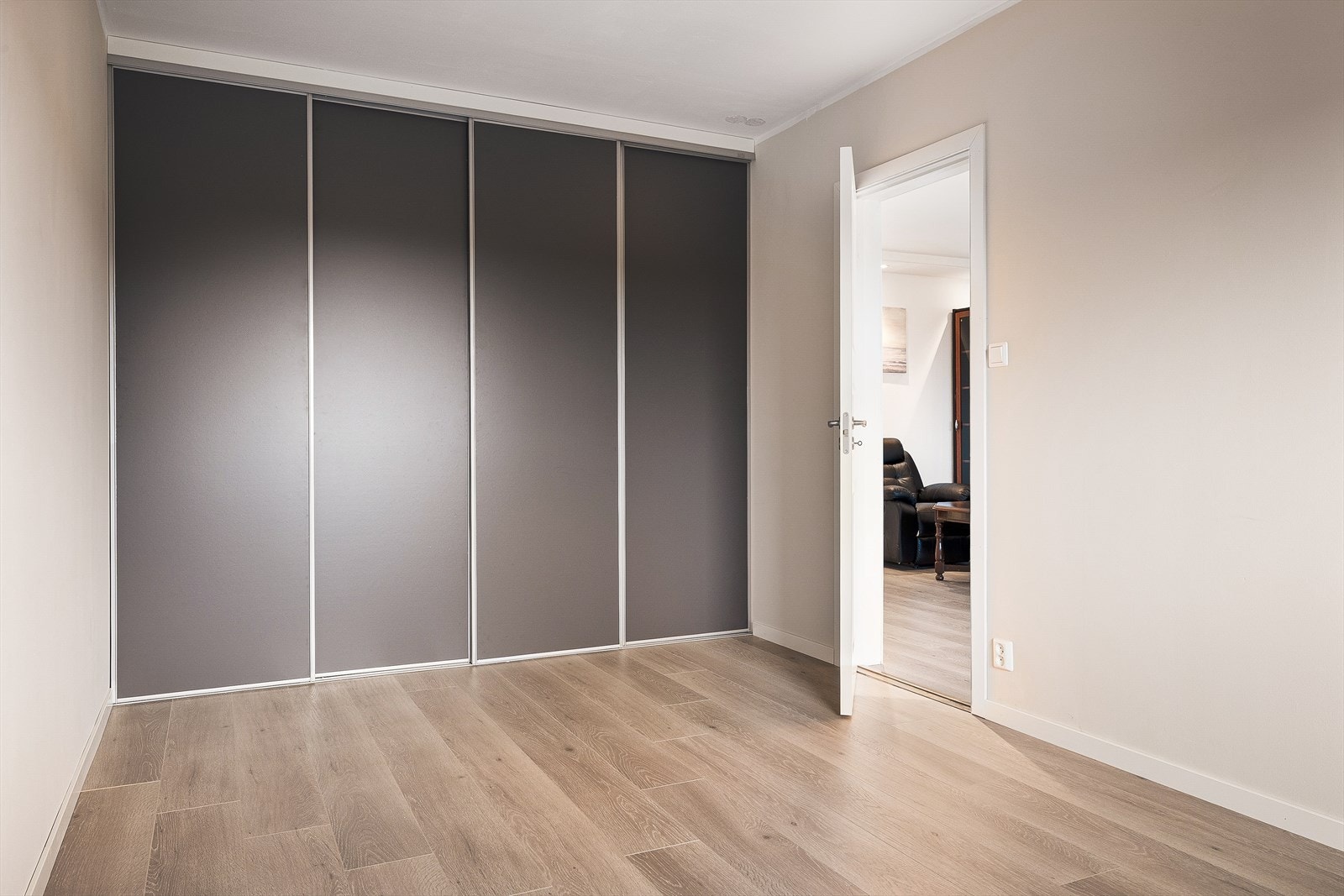 Ny integrert skyvedørsgarderobe. Galleribilde