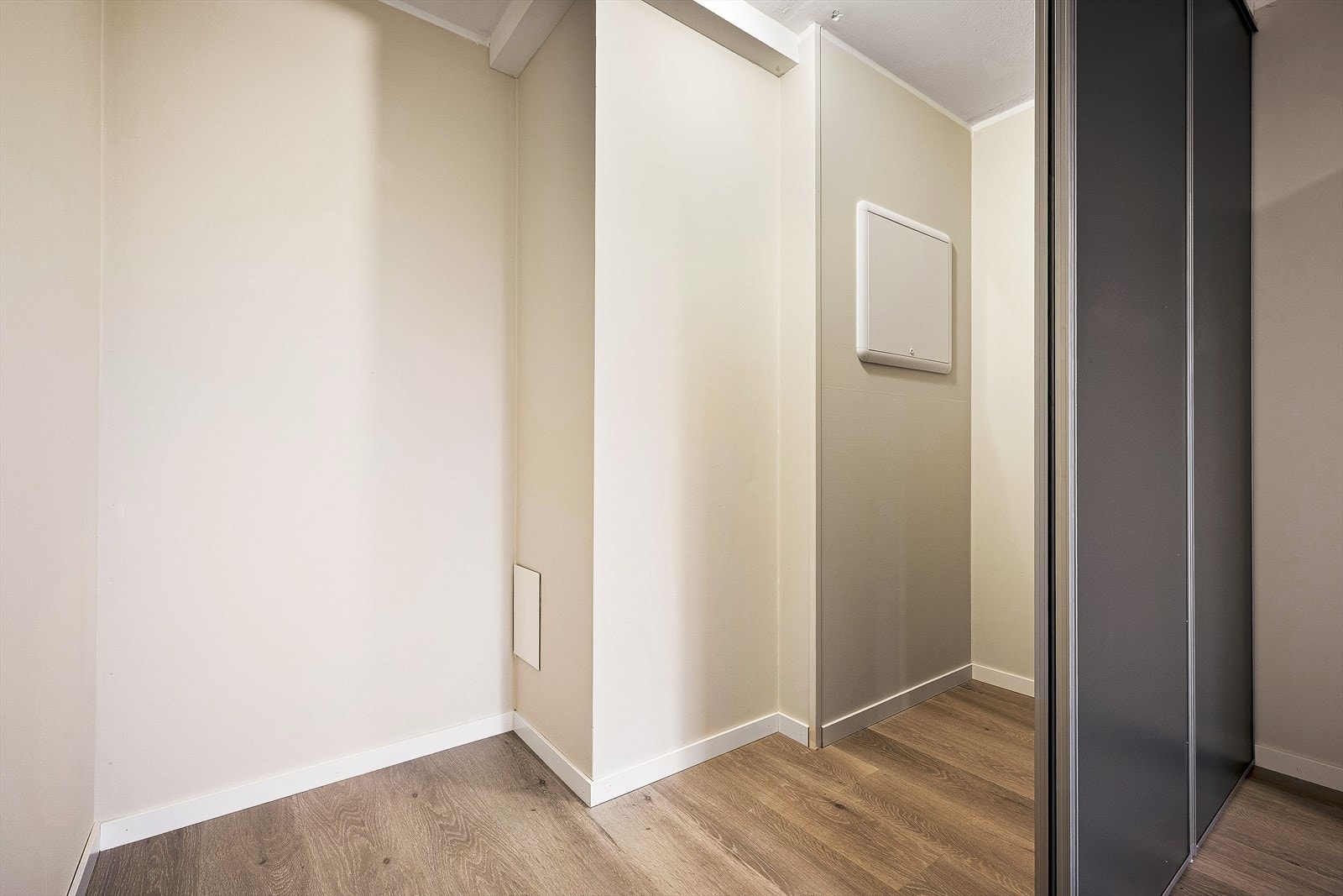 Rikelig med plass i garderoben. Galleribilde