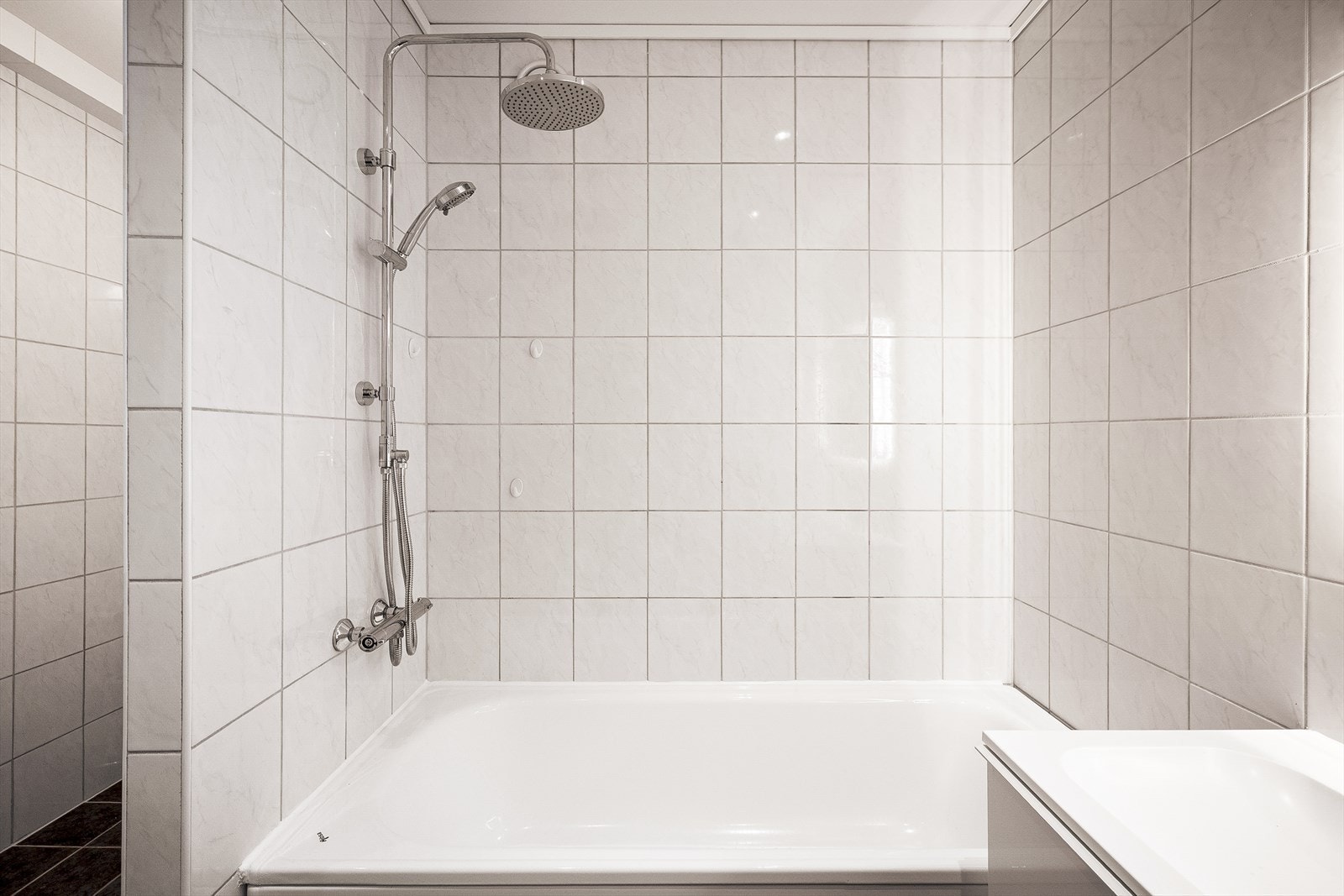 Badet inneholder servant med møblement/speil,
belysning, toalett, dusjgarnityr og badekar. Galleribilde