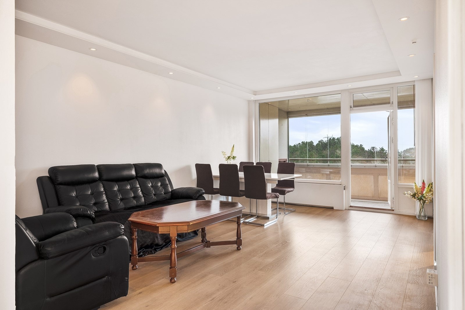 Lys og romslig stue med god plass til sofagruppe og spisebord. Galleribilde